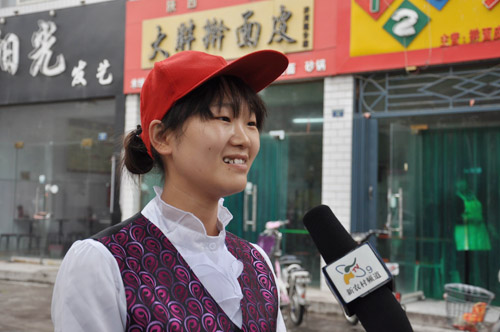 模范店老板接受记者采访